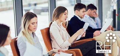 Candidats à l'embauche en salle d'attente