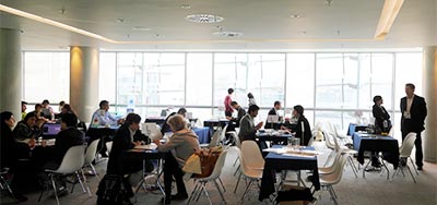 Photographie d'une salle où se déroule un forum d'emplois