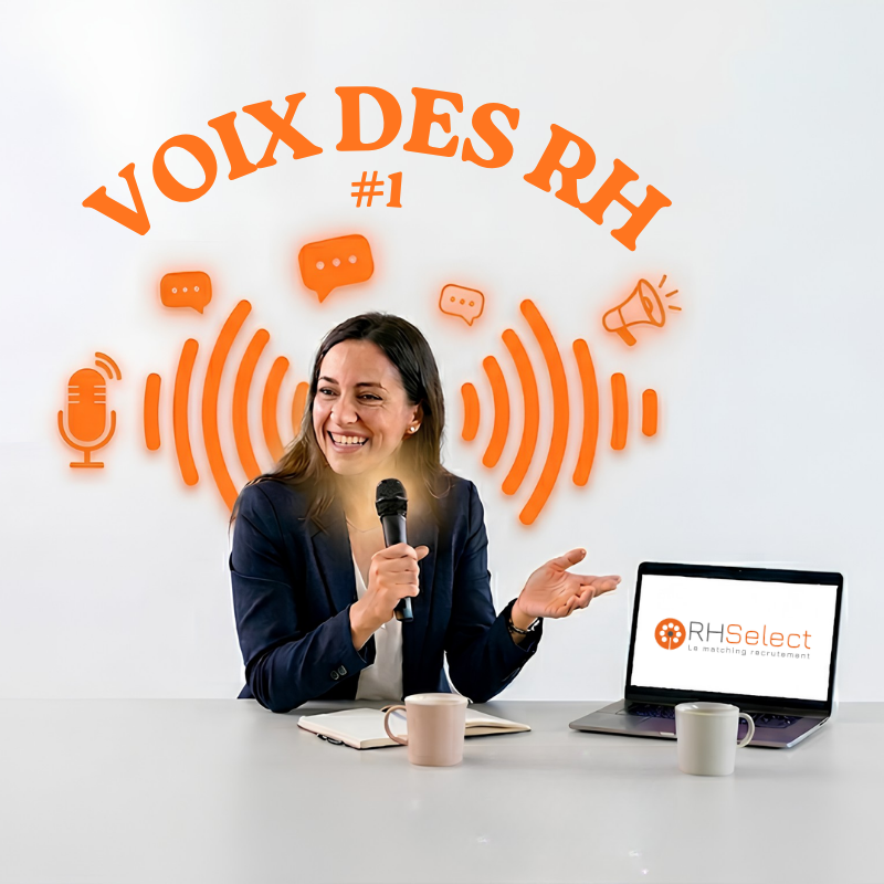Visuel du premier épisode de « Voix des RH ». Une femme souriante en blazer bleu marine s'exprime au micro, assise à une table avec un carnet ouvert et deux tasses. Derrière elle, le titre « Voix des RH #1 » s'affiche en lettres orange au-dessus d'ondes sonores lumineuses, d'un micro, de bulles de dialogue et d'un mégaphone. À sa droite, un ordinateur portable affiche le logo RHSelect et le slogan « Le matching recrutement ».